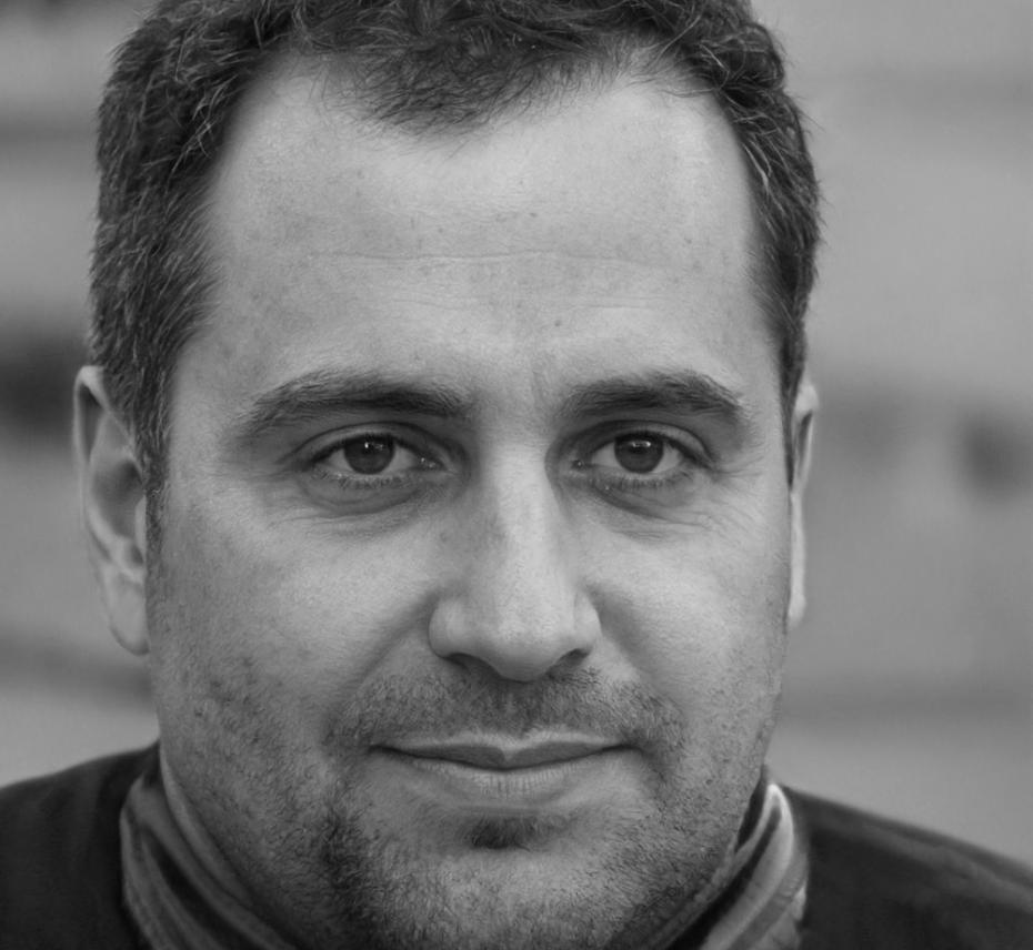 Retrato profesional de Aurelio Mendoza